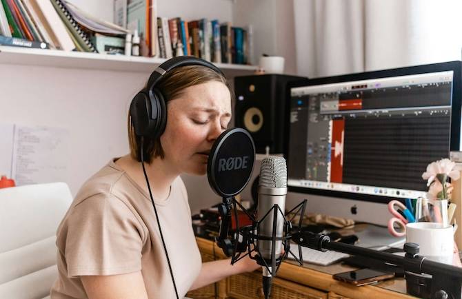 How to Sing with a Microphone: 10 Mic Techniques for Singers